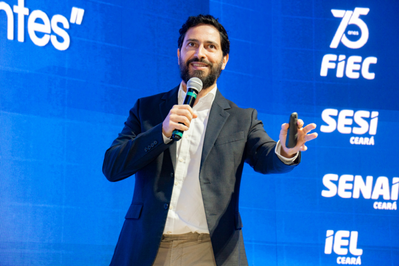 Futuro em pauta - Ronaldo Lemos debate papel da IA na transformação da indústria em palestra na FIEC