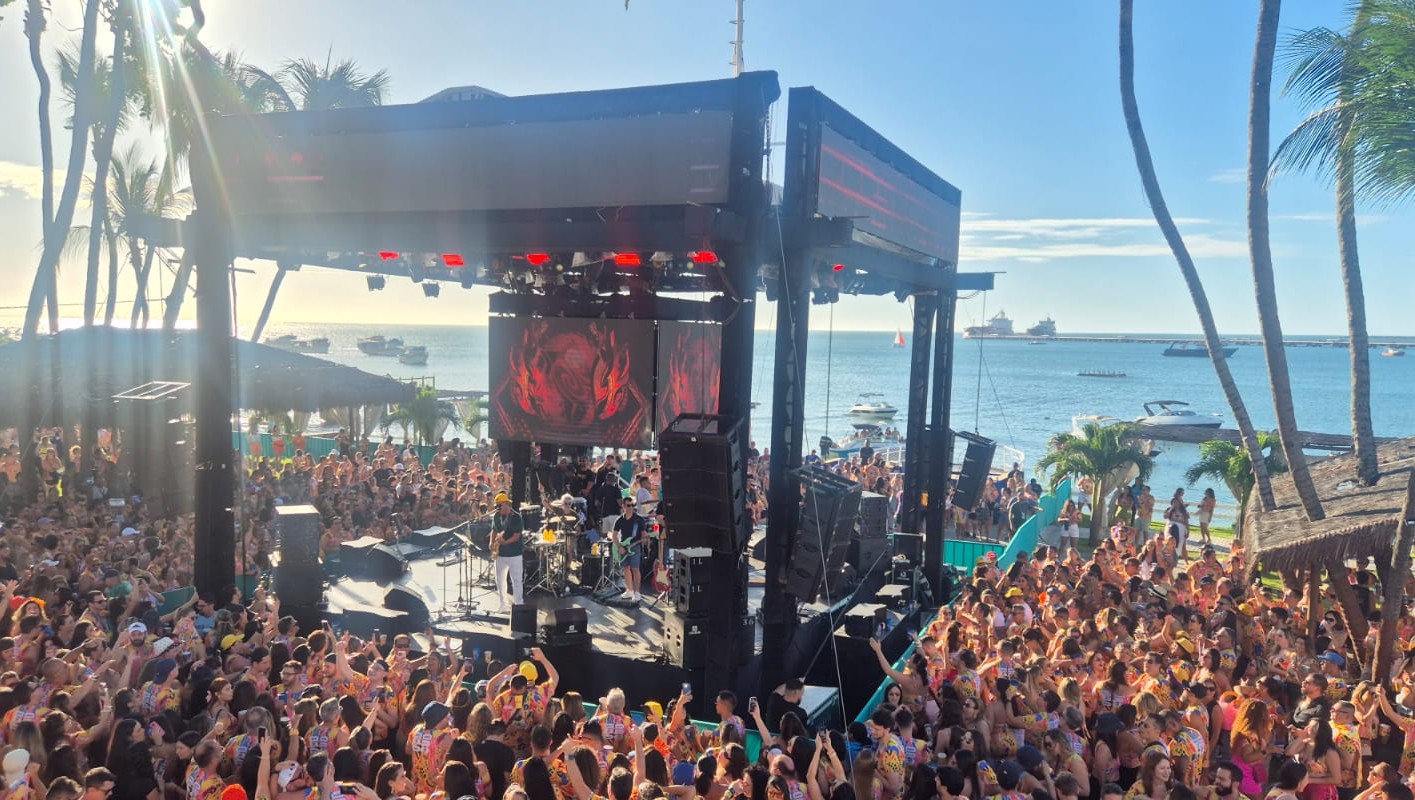 Durval Lelys comanda a estreia da Feijoada do Siriguella no Iate Clube com show eletrizante