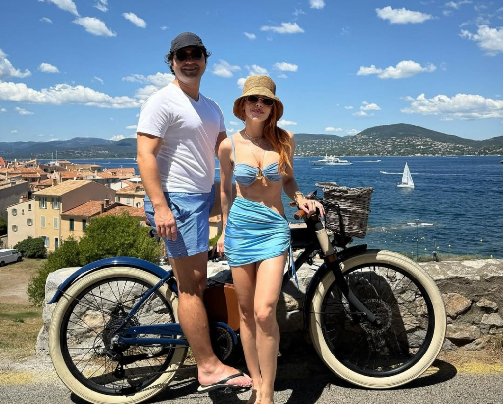 Monique Alfradique e Beto Moraes aproveitam momentos a dois com discrição e sintonia.