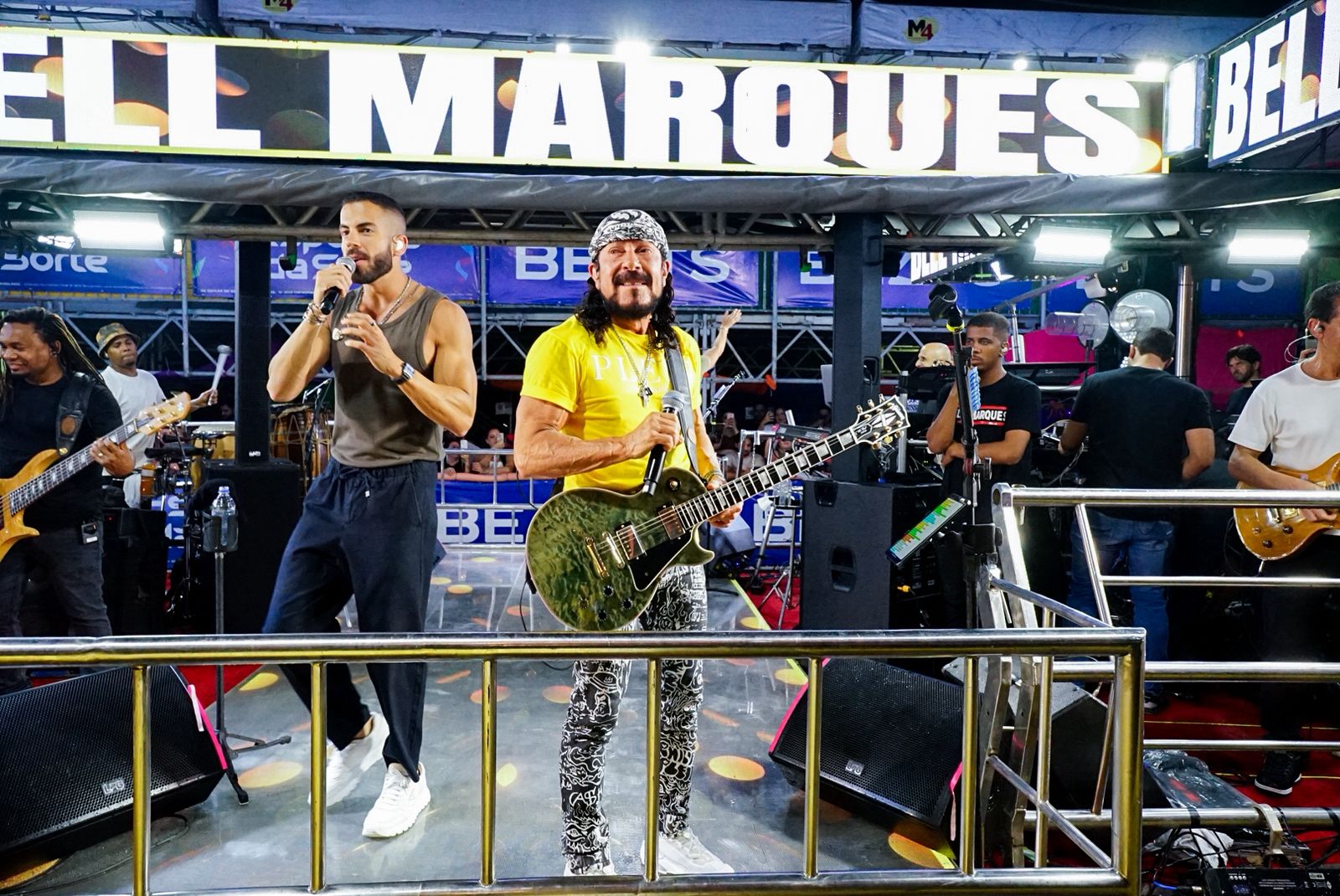 Bell Marques comanda o Bloco Vumbora ao lado dos filhos Rafa e Pipo na abertura do Fortal 2025