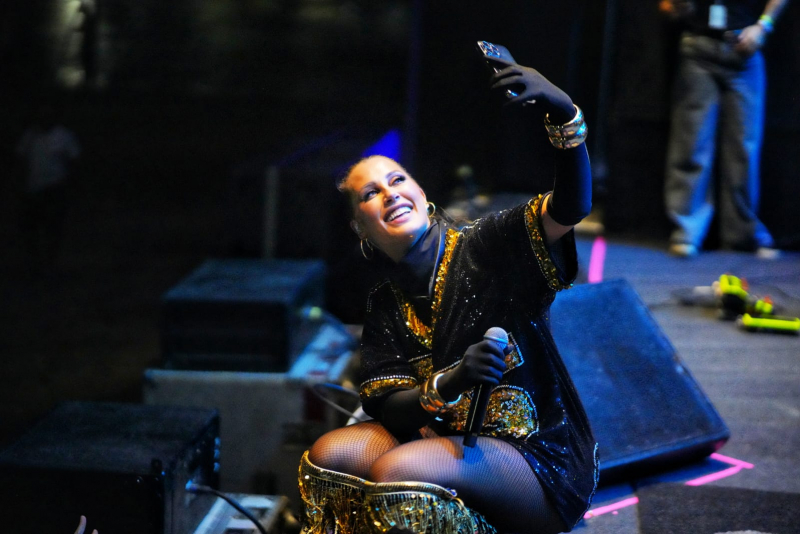 Raquel Tombesi sacode a Arena Fortal no comando da banda Cheiro de Amor