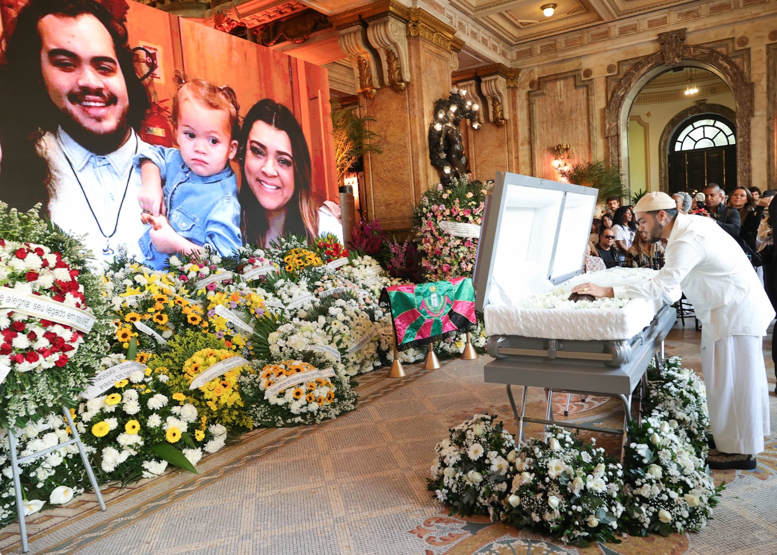 Familiares e amigos se despedem de Preta Gil no Theatro Municipal do Rio de Janeiro