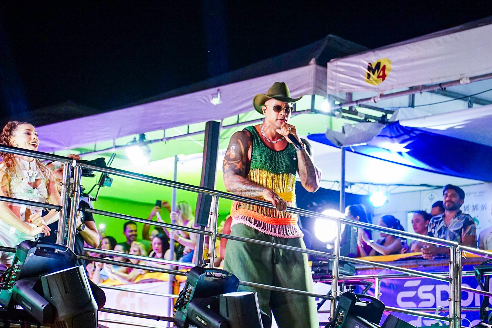 Léo Santana brilha no Fortal e confirma show no Carnaval de Aracati em 2026
