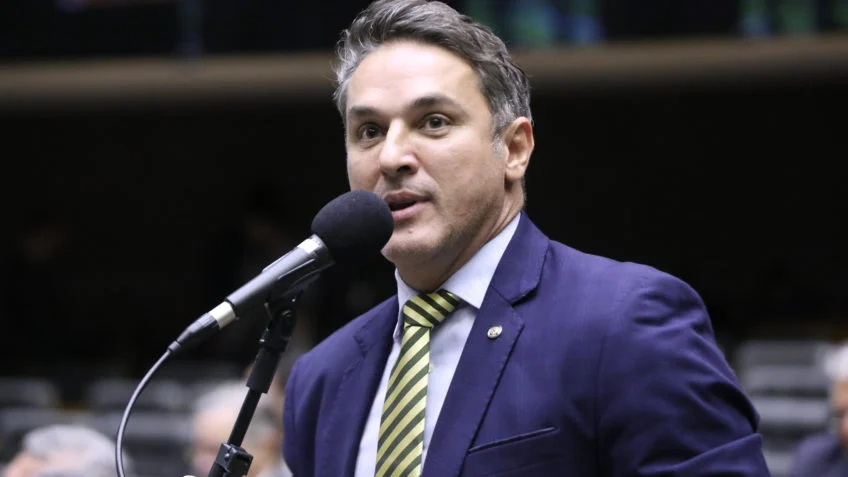 Oposição na Câmara promete reação firme após governo recorrer ao STF sobre decreto do IOF