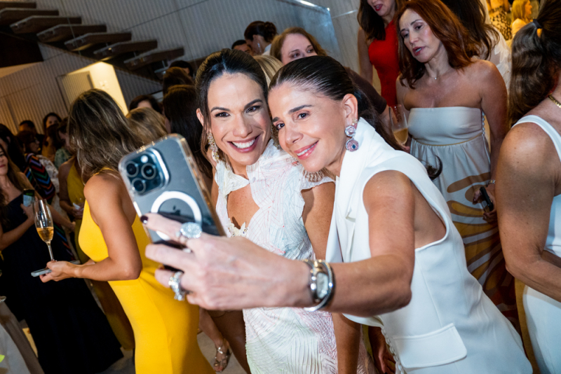 Sessão parabéns - Ana Virgínia Martins festeja novo ciclo com amigos e familiares em seu endereço no Meireles