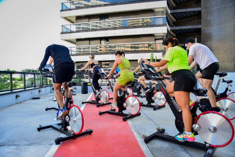 Ritmo saudável - Movimento e lifestyle: AYO Gym agita Beira-Mar com corrida, bike e acroyoga