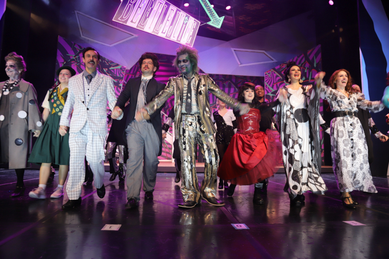 plateia de estrelas - Noite de glamour e diversão marca retorno de “Beetlejuice, o musical” aos palcos cariocas