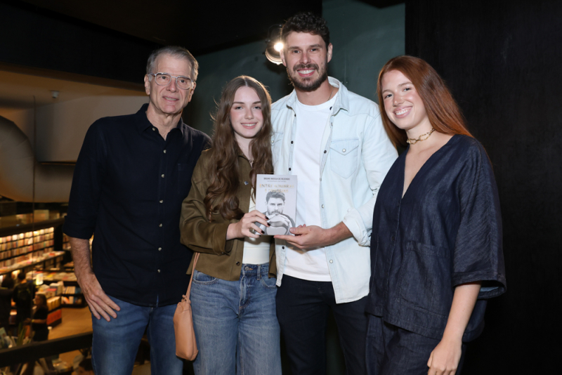 sessão de autógrafos - Bruninho lança autobiografia no Rio de Janeiro com a presença de Bernardinho e celebridades