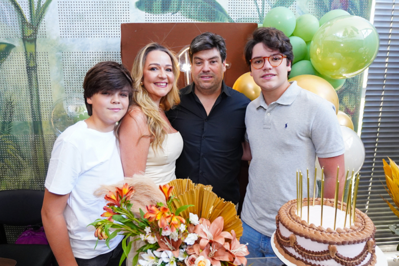 Sessão parabéns - Almoço surpresa marca o aniversário de Sheslyda Farias no rooftop do Baretta