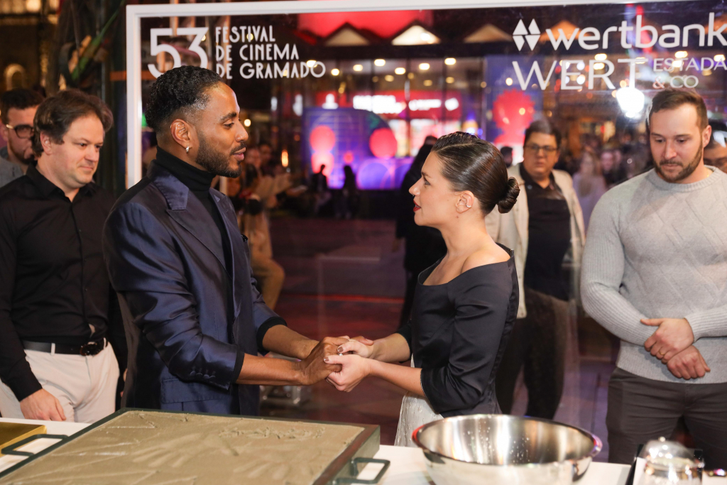 Bruna Linzmeyer E Ícaro Silva