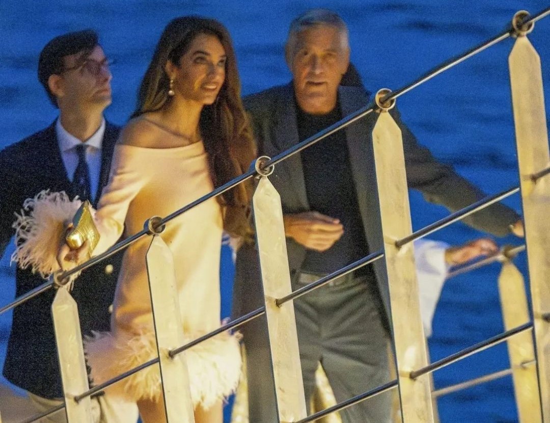 Amal Clooney aposta em minivestido de plumas para noite romântica com George Clooney