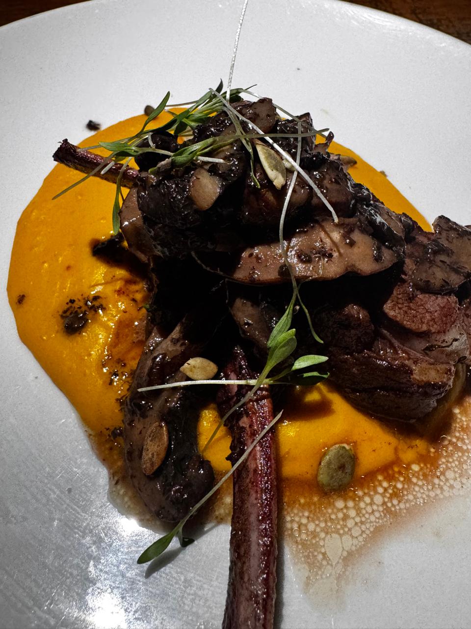 Carré De Cordeiro Com Purê De Cabotiá