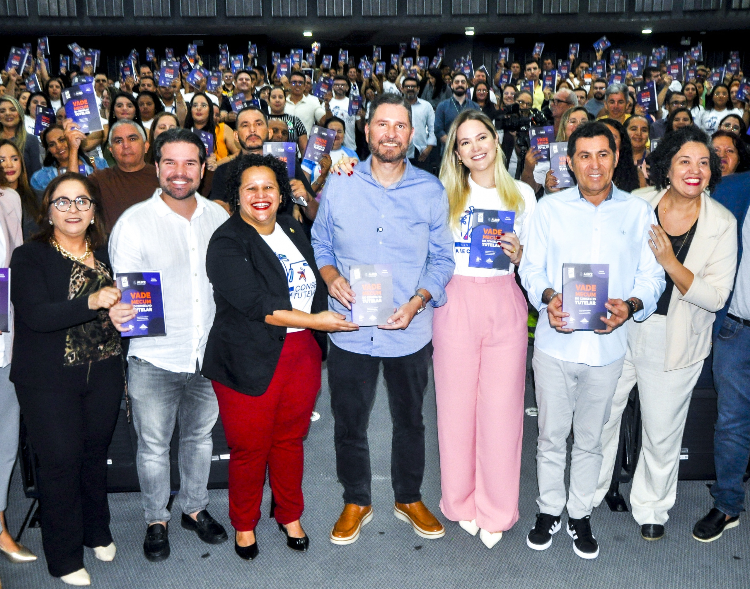 Alece lança livro e jogo educativo para fortalecer atuação dos conselheiros tutelares