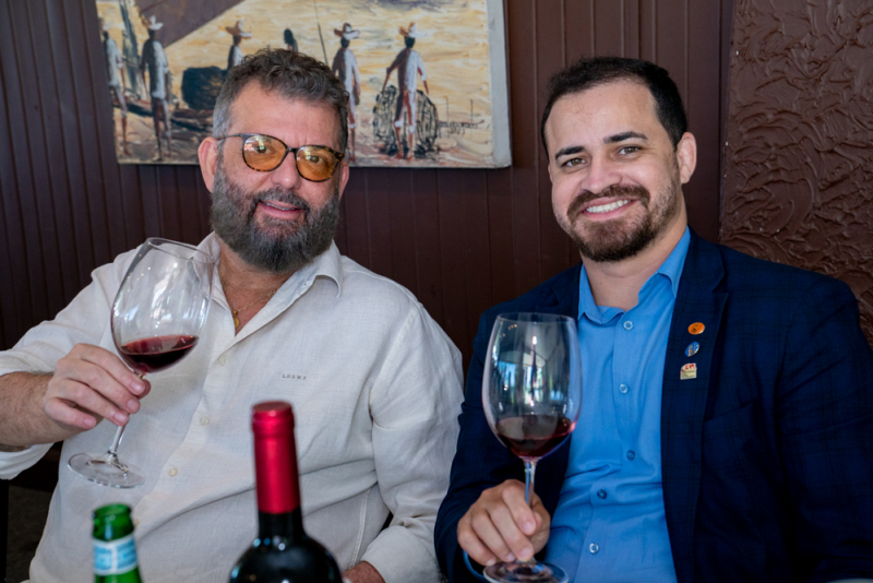 Confraria enófila - Degustação, competição e brindes  marcam encontro do Grupo Entre Vinhos & Amigos no Iate Clube de Fortaleza