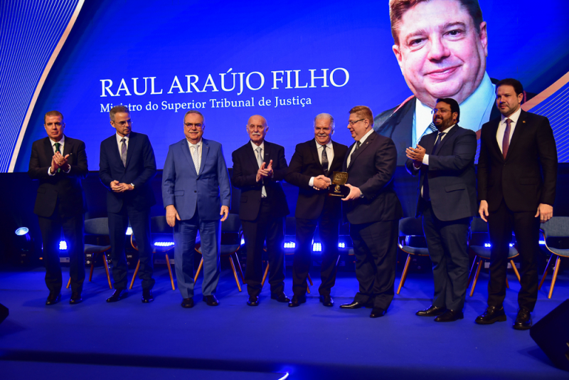 Homenagem solene - Ministro Raul Araújo Filho é agraciado com o Troféu Clóvis Rolim 2025