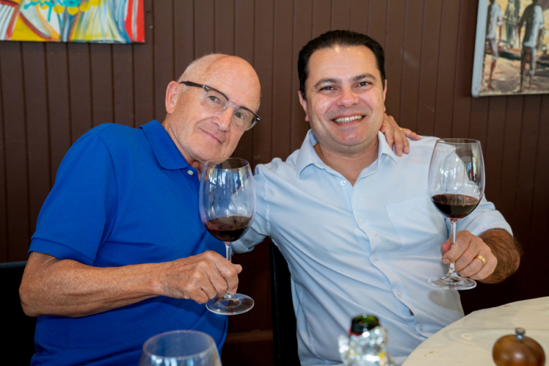 Confraria enófila - Degustação, competição e brindes  marcam encontro do Grupo Entre Vinhos & Amigos no Iate Clube de Fortaleza