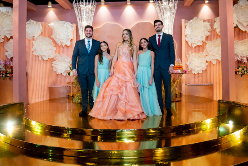 Noite inesquecível - Glamour, beleza e requinte marcam o festão dos 15 anos de Anik, filha de Layla e Guilherme Fujita