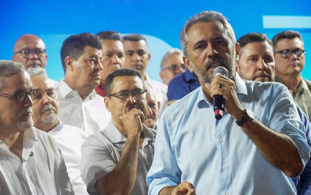 Elmano entrega sistema de abastecimento, vistoria escola e participa da Expoita