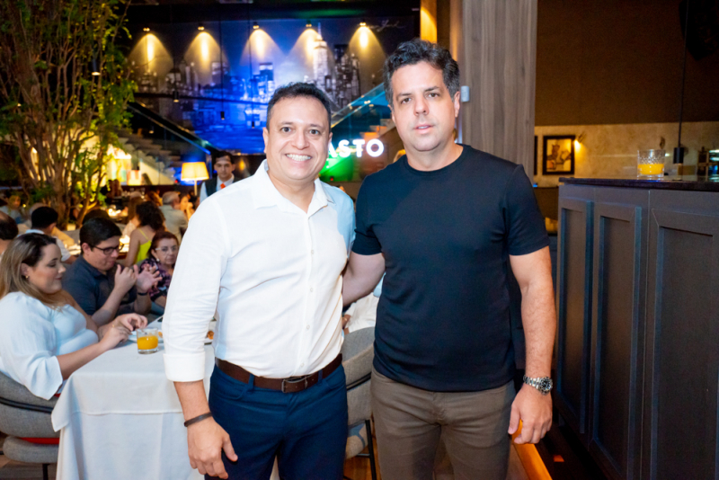 Sessão Parabéns - Érico Silveira brinda à nova idade no Vasto Restaurante, em Fortaleza