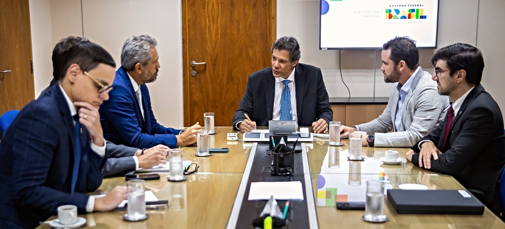 Elmano propõe a Haddad medidas para proteger as exportações cearenses