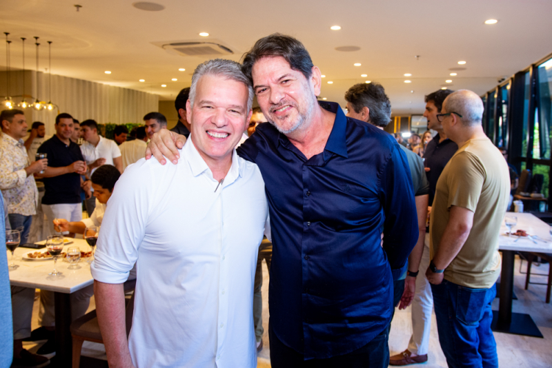 Sessão parabéns - Paulino Aguiar festeja nova idade rodeado de amigos em seu alinhado endereço