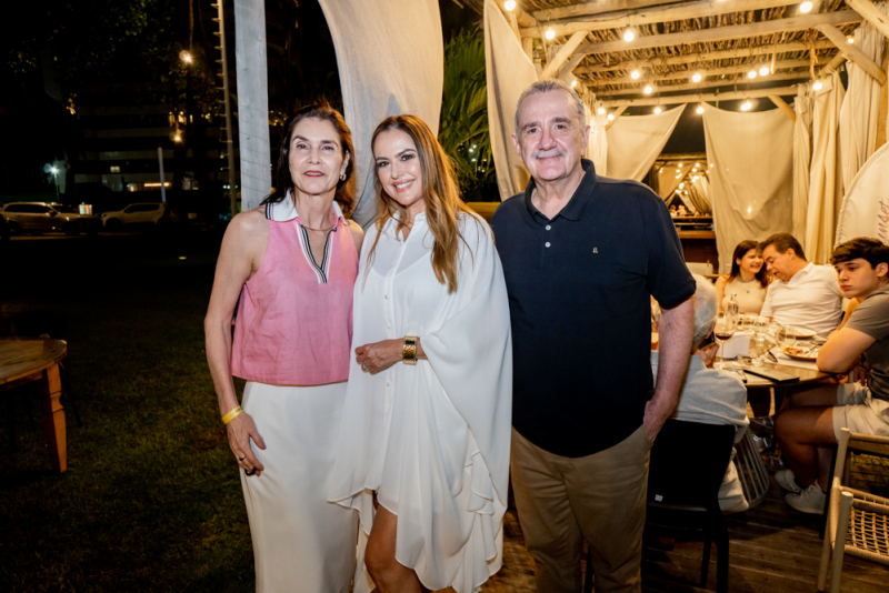 Beleza à beira-mar - Sunset White Party reúne candidatas ao Miss Brasil Terra 2025 no Iate Clube de Fortaleza