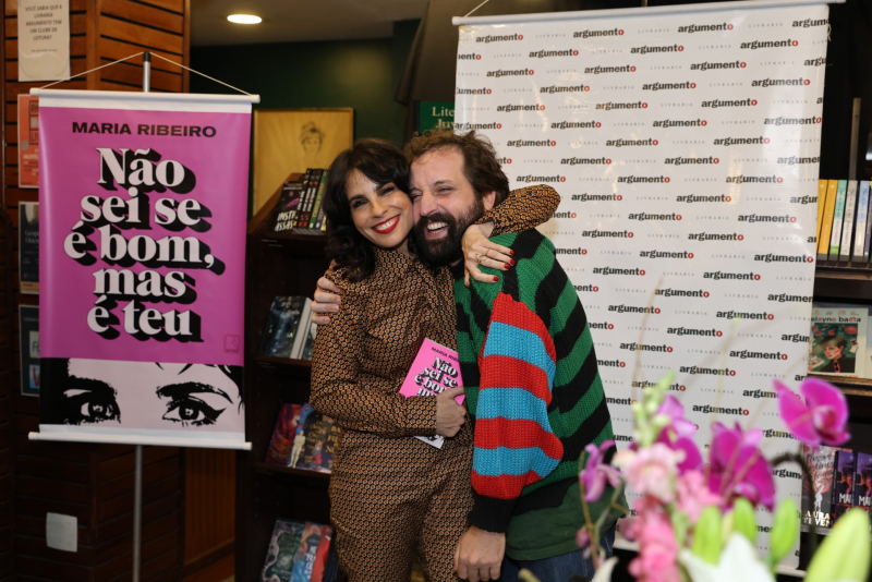 Encontro literário - Maria Ribeiro lança “Não Sei Se é Bom, Mas é Teu” em noite de autógrafos no Rio de Janeiro