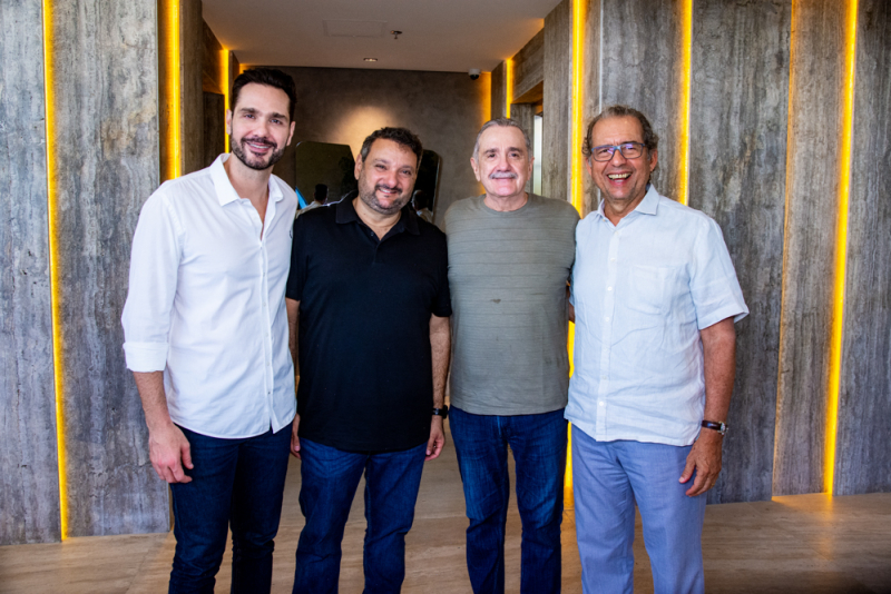 Sessão parabéns - Paulino Aguiar festeja nova idade rodeado de amigos em seu alinhado endereço