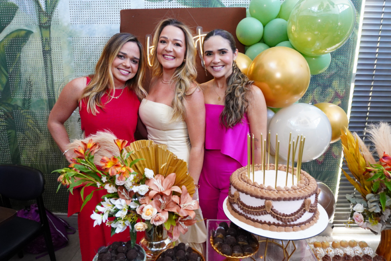 Sessão parabéns - Almoço surpresa marca o aniversário de Sheslyda Farias no rooftop do Baretta