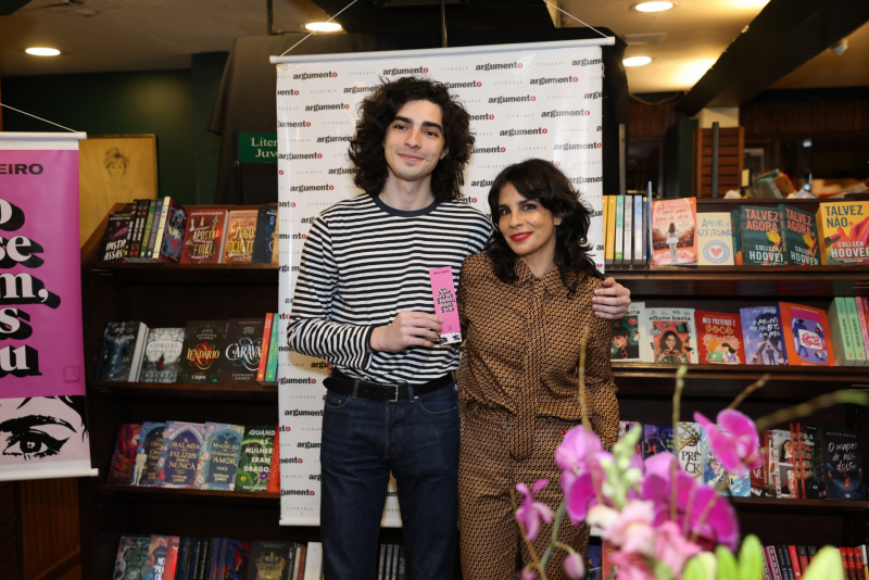 Encontro literário - Maria Ribeiro lança “Não Sei Se é Bom, Mas é Teu” em noite de autógrafos no Rio de Janeiro