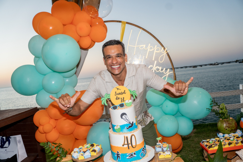 Sessão parabéns - João Luiz Ferreira brinda a chegada aos 40 com sunset à beira-mar no Iate Clube