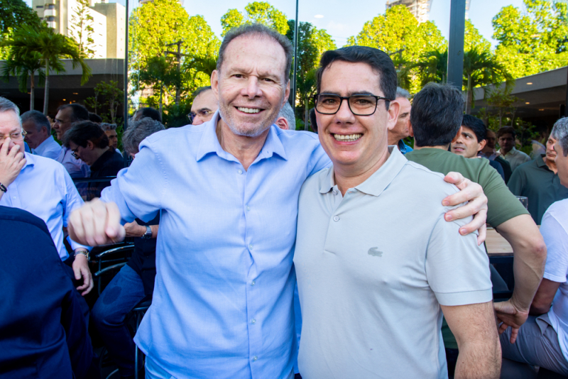 Sessão parabéns - Paulino Aguiar festeja nova idade rodeado de amigos em seu alinhado endereço