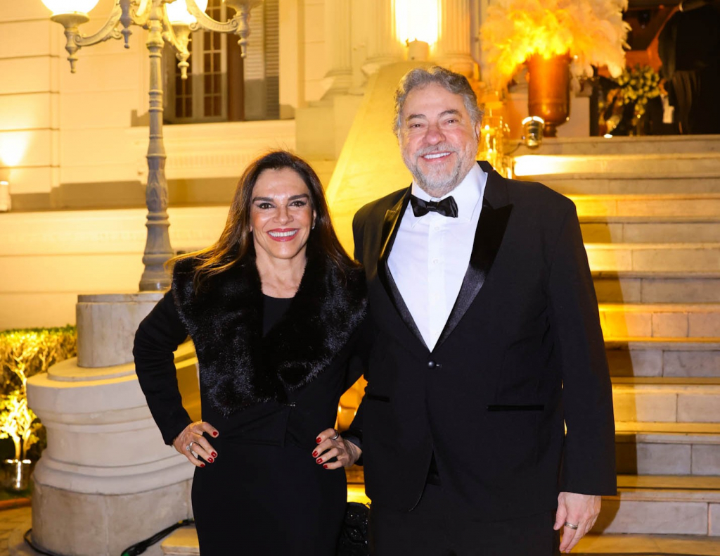 Mara Carvalho E Marido