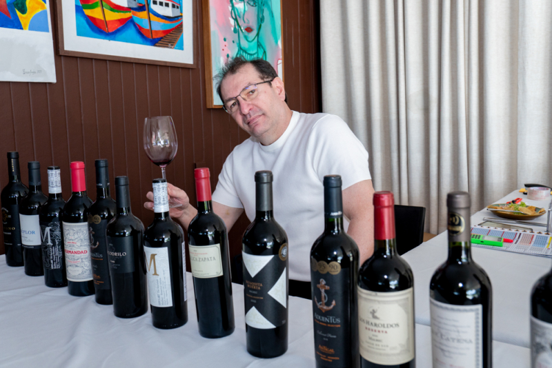 Confraria enófila - Degustação, competição e brindes  marcam encontro do Grupo Entre Vinhos & Amigos no Iate Clube de Fortaleza