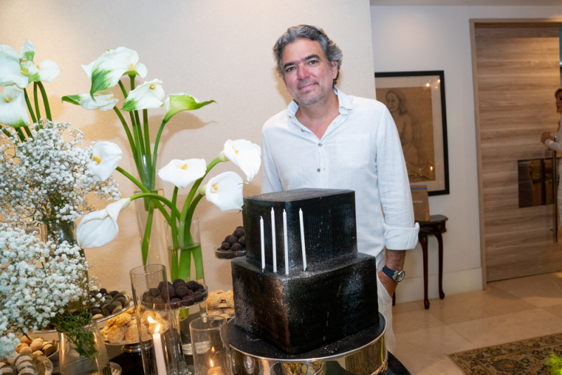 Chic & Intimista - Arquiteto Marcelo Franco abre as portas de seu elegante endereço para festejar a nova idade