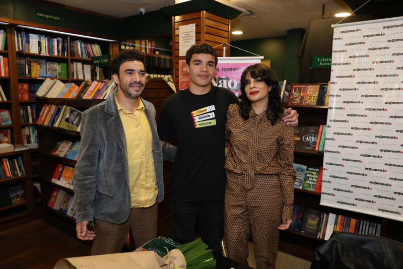 Encontro literário - Maria Ribeiro lança “Não Sei Se é Bom, Mas é Teu” em noite de autógrafos no Rio de Janeiro