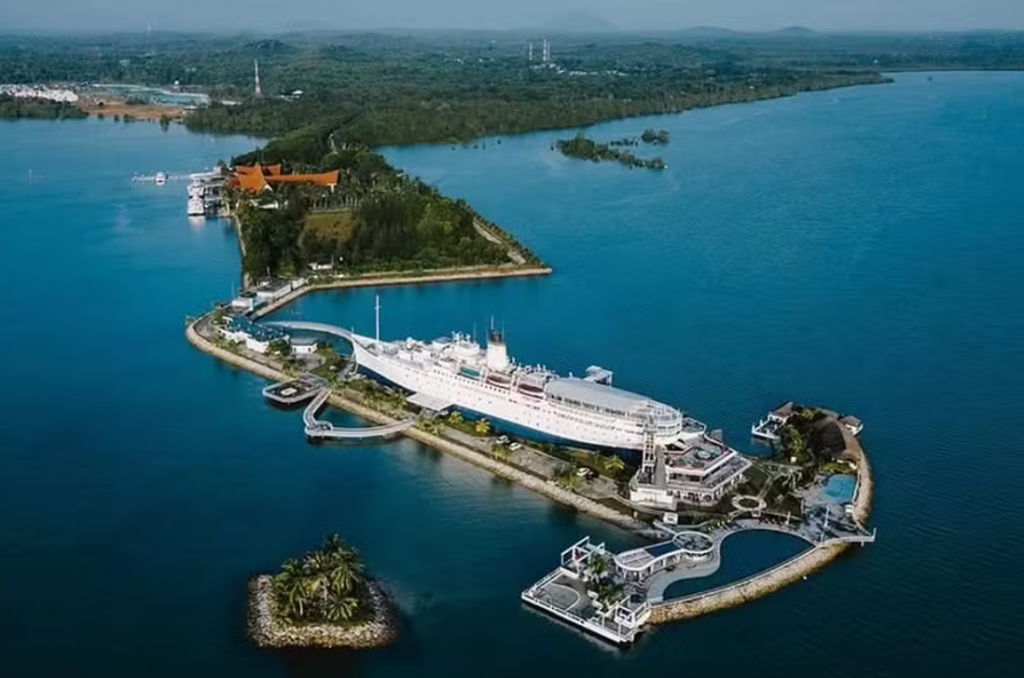 Navio Centenário Vira Hotel De Luxo
