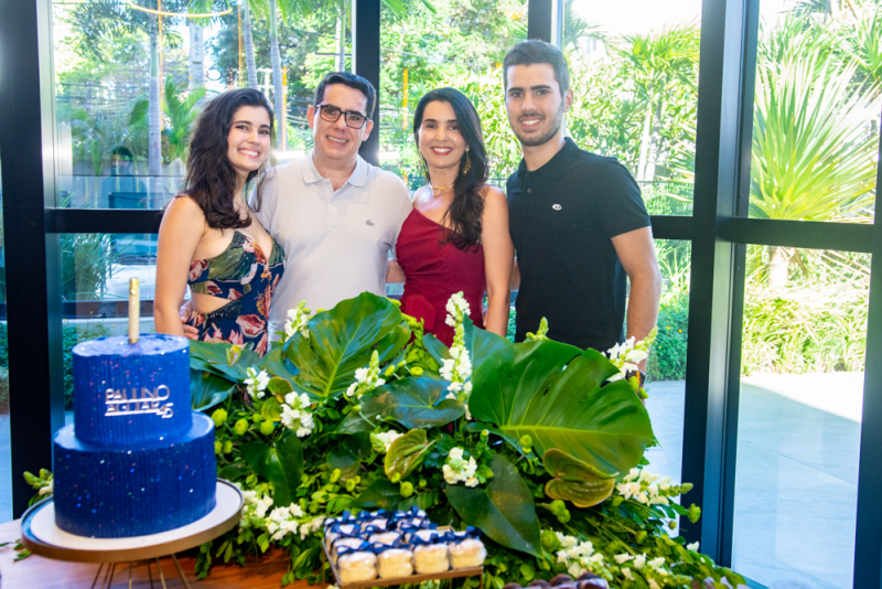 Sessão parabéns - Paulino Aguiar festeja nova idade rodeado de amigos em seu alinhado endereço