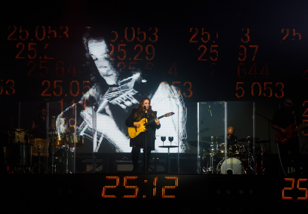 Ana Carolina celebra 25 anos de carreira no palco.