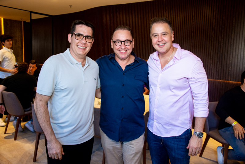 Sessão parabéns - Paulino Aguiar festeja nova idade rodeado de amigos em seu alinhado endereço