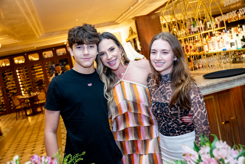 Brinde elegante - Festa surpresa marca aniversário de Martinha Freire no Allêz Brasserie