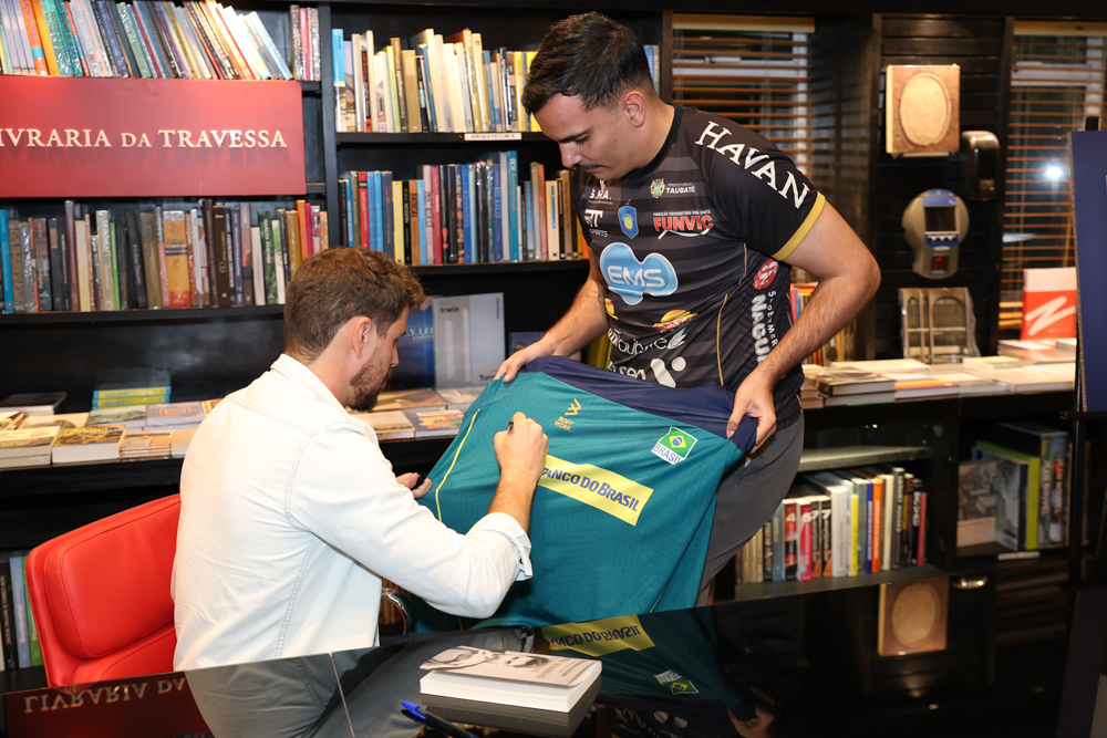 "bruninho", Lança O Livro "entre Sombras E Vitórias