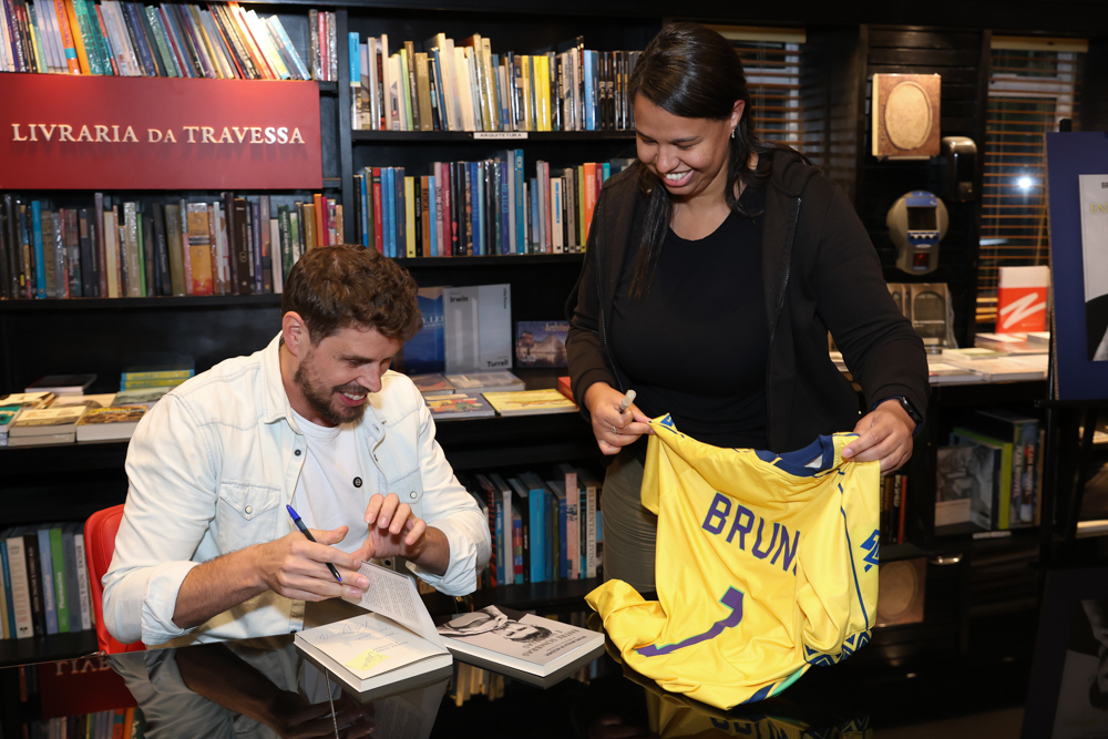 "bruninho", Lança O Livro "entre Sombras E Vitórias