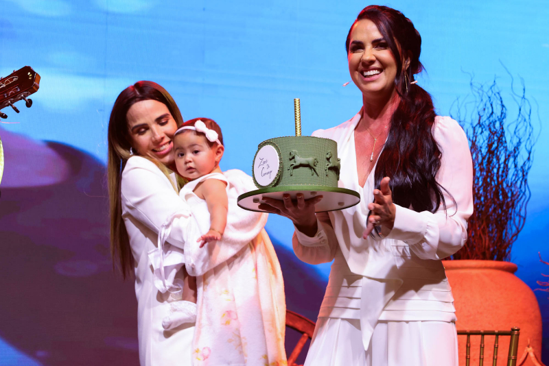 celebração divina - Clara, filha de Zezé Di Camargo e Graciele Lacerda, é batizada em cerimônia sofisticada em São Paulo