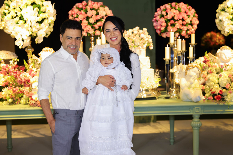 celebração divina - Clara, filha de Zezé Di Camargo e Graciele Lacerda, é batizada em cerimônia sofisticada em São Paulo