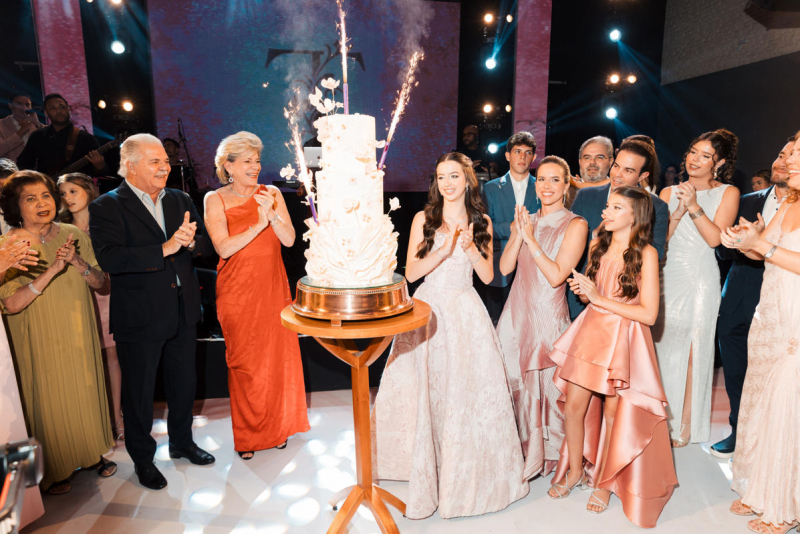 Sessão Début - Tais Rolim Barros Leal festeja seus 15 anos em noite especial no L’Ô 142