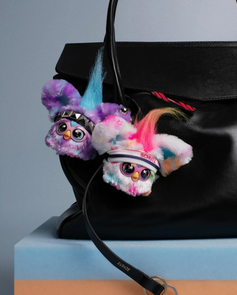 A @schutzoficial Acaba De Anunciar Uma Parceria Inusitada E Nostálgica O Furby, ícone Dos Anos