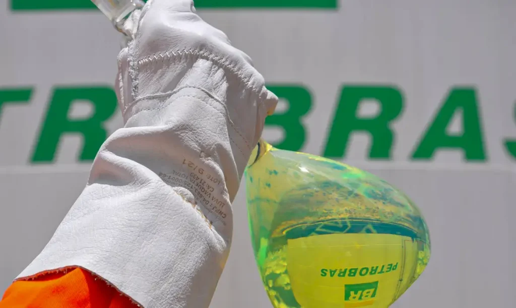 Amostra De Diesel R5 Foto Michel Chedid Agencia Petrobras