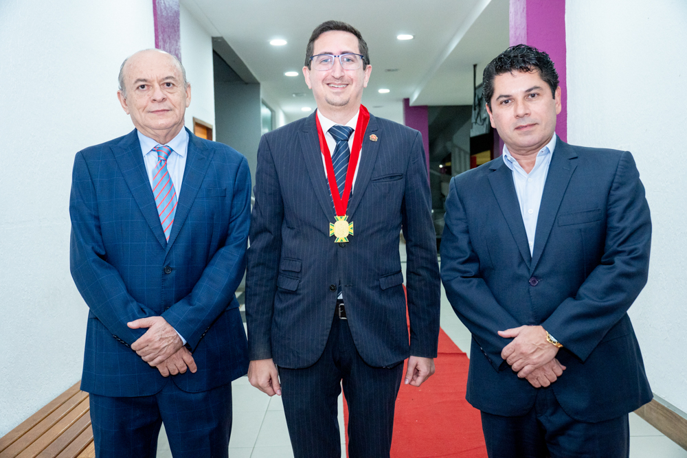 Desembargador Antônio Parente, Pompeu Vasconcelos e Paulo Henrique Portela tomam posse na Academia Cearense de Direito