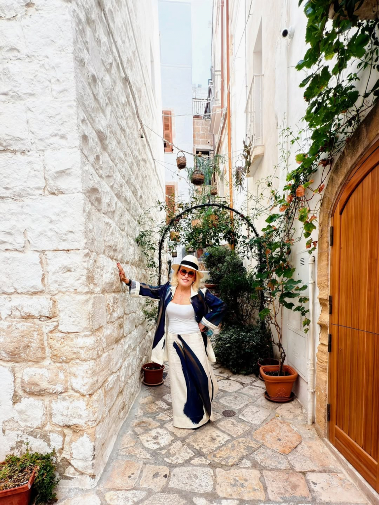 Aqui Em Polignano A Mare O Sol Parece Que Brilha Diferente… O Clima Abraça A Gente Mesmo. E Olha (1)